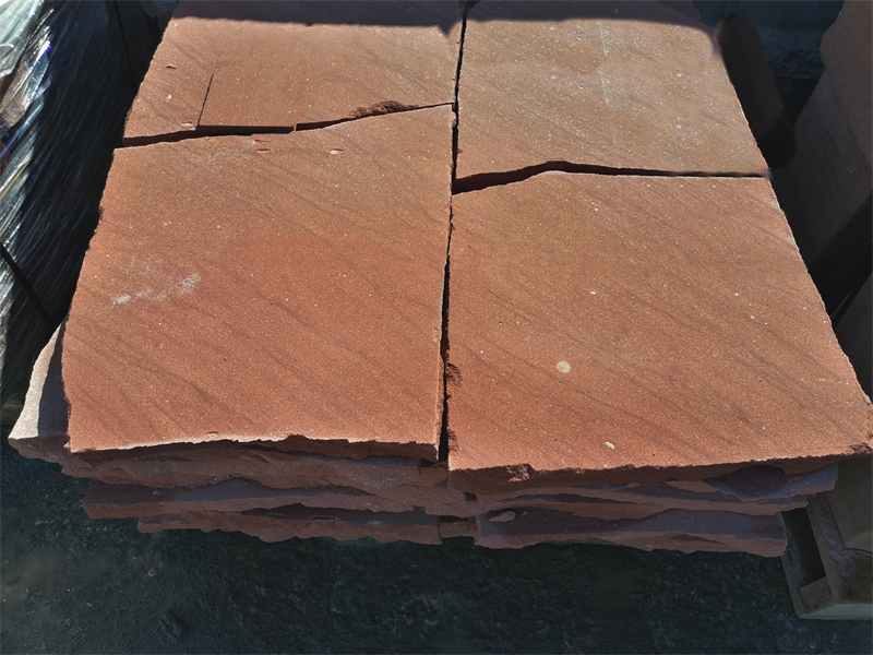 Polygonalplatten aus Sandstein rot, verschiedenen Dicken ca. 3 - 8 cm, gebrochen, OF