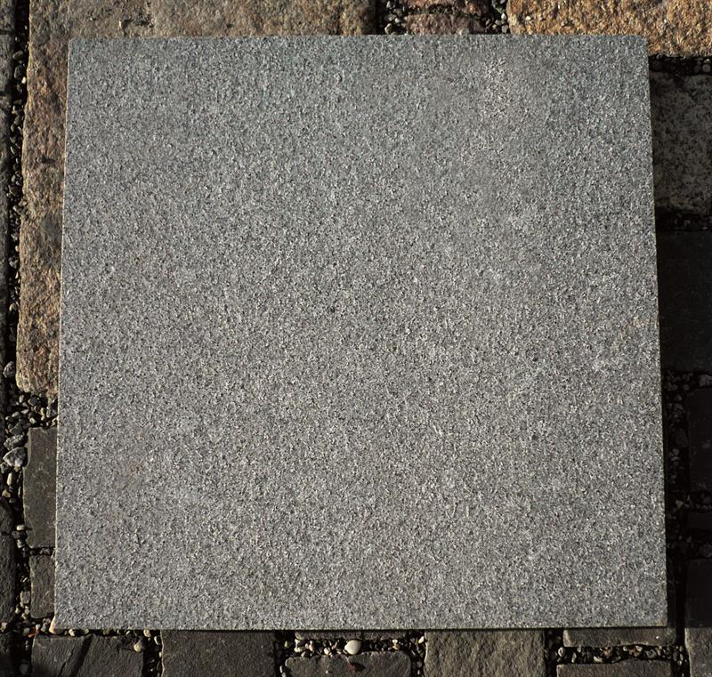 Terrassenplatten aus Granit MAMBO gestockt und gebürstet