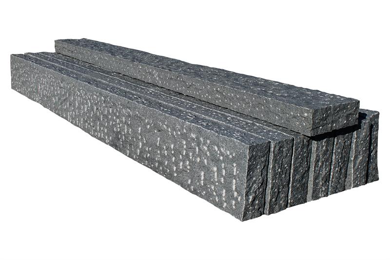 Palisaden aus Granit dunkelgrau, 8 x 25 x 100 cm, allseits gespitzt