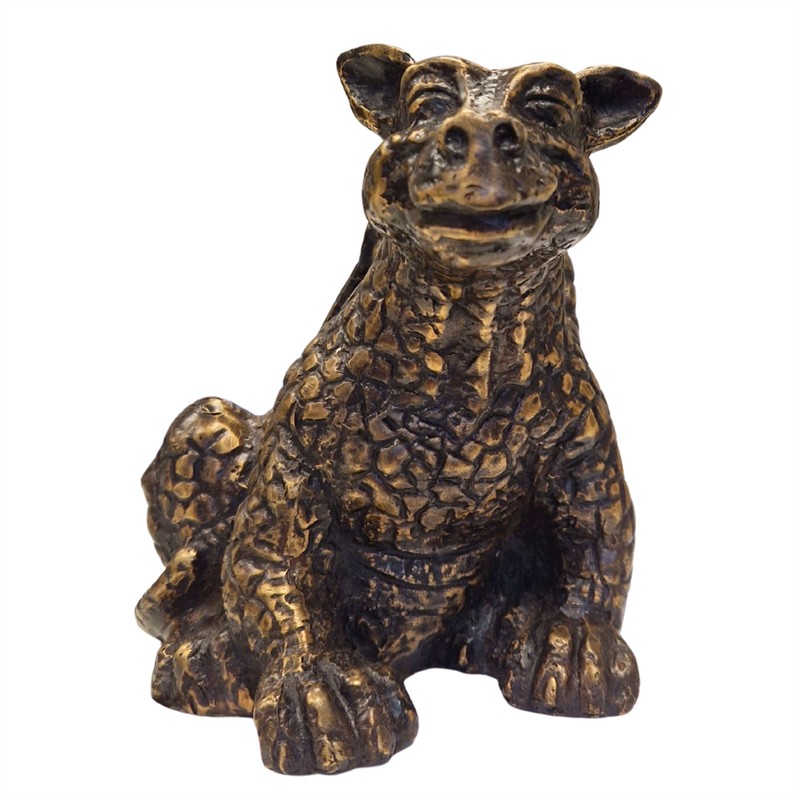 Bronze-Drache grinsend