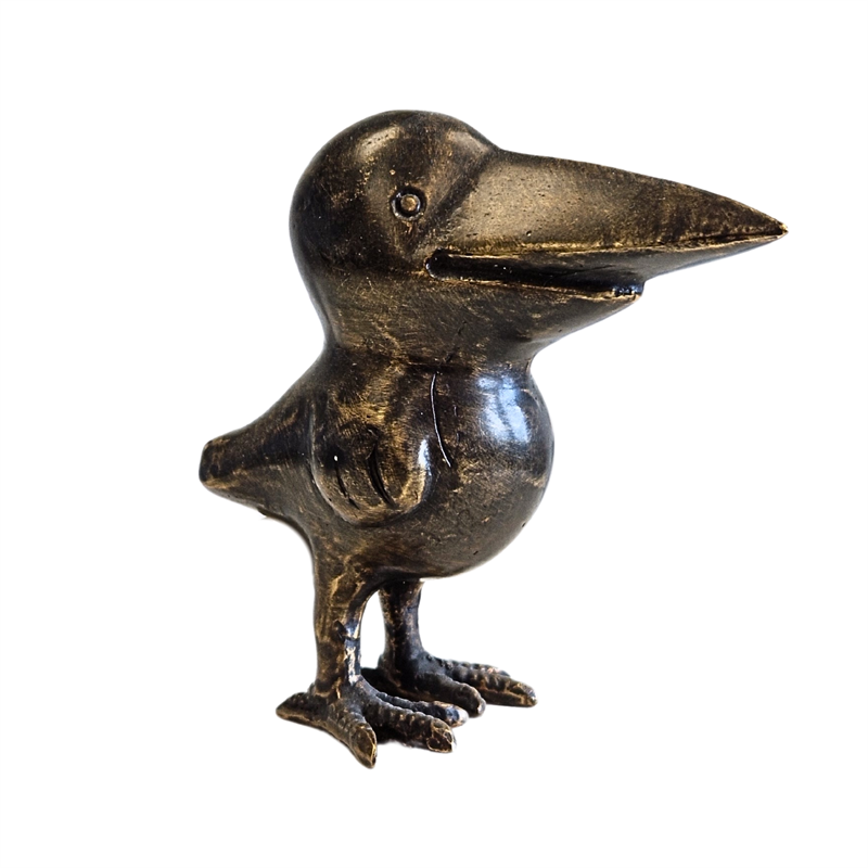 Bronze-Rabe, klein, geradeaus blickend Bronze-Rabe, klein, geradeaus blickend