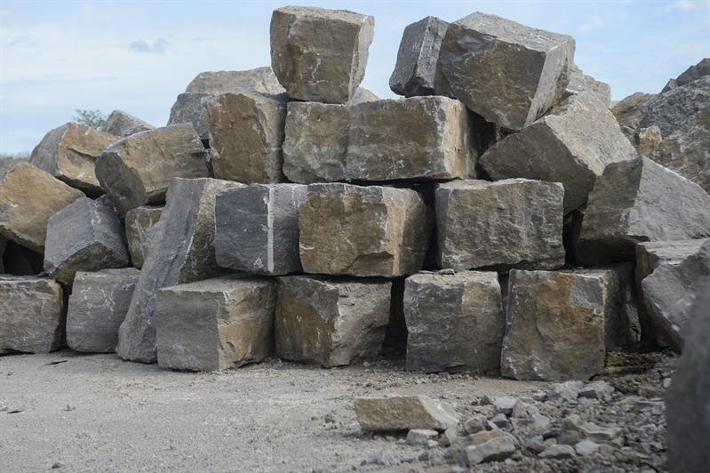 Mauerblockstein gepresst aus Muschelkalk, ohne Bohrloch in