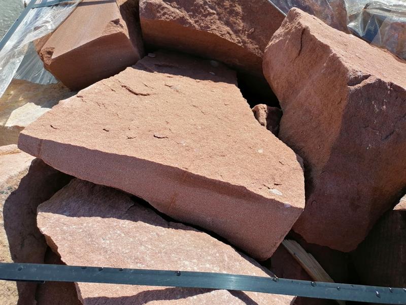 Rauhe Mauersteine/ Bruchsteine aus Sandstein rot, unterschiedliche Maße, Höhe ca. 10 - 25 cm