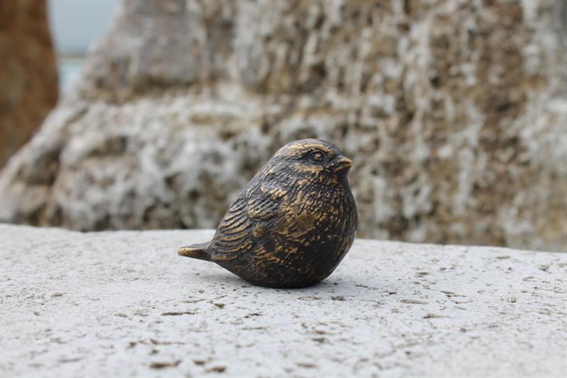 Zaunkönig aus Bronzeguß, sitzend