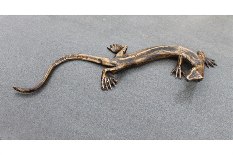 Bronze-Echse mit Hängevorrichtung Bronze-Echse mit Hängevorrichtung