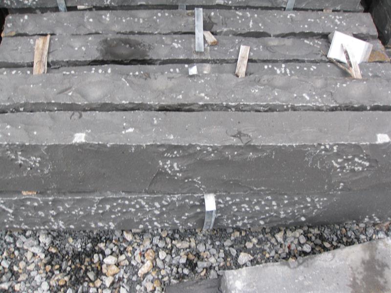 Granit-Palisade anthrazit, handgespalten, verschiedene Längen Granit-Palisade anthrazit, handgespalten, verschiedene Längen
