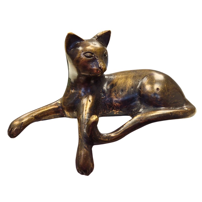 Bronze-Katze, liegend, Fuß hängend, klein Bronze-Katze, liegend, Fuß hängend, klein