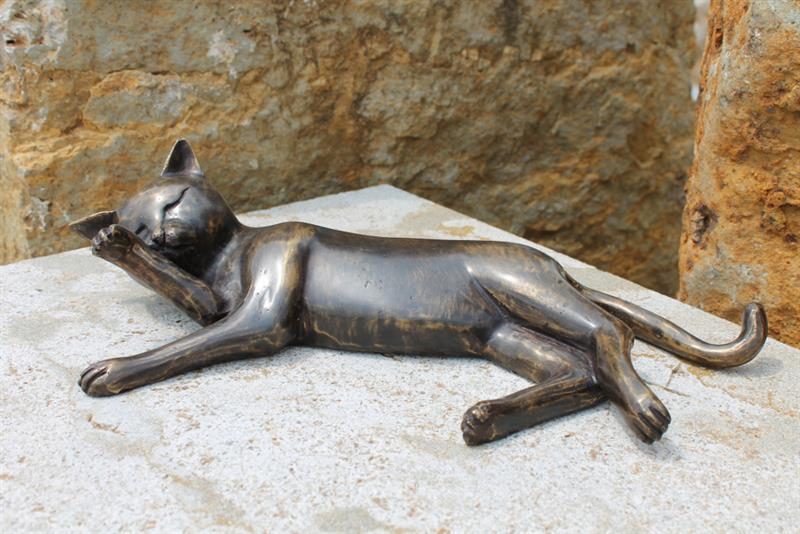 Katze liegend, Pfote leckend, aus Bronzeguß