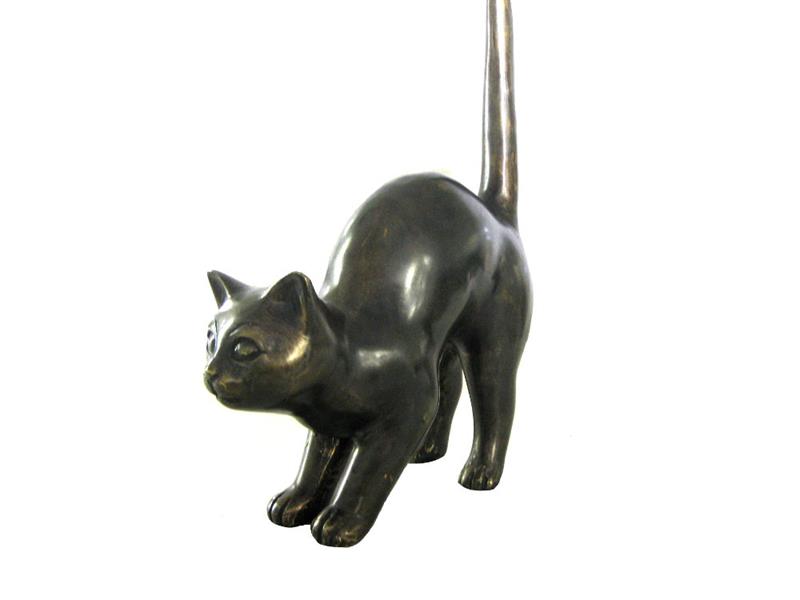 Katze mit Buckel aus Bronzeguß brüniert