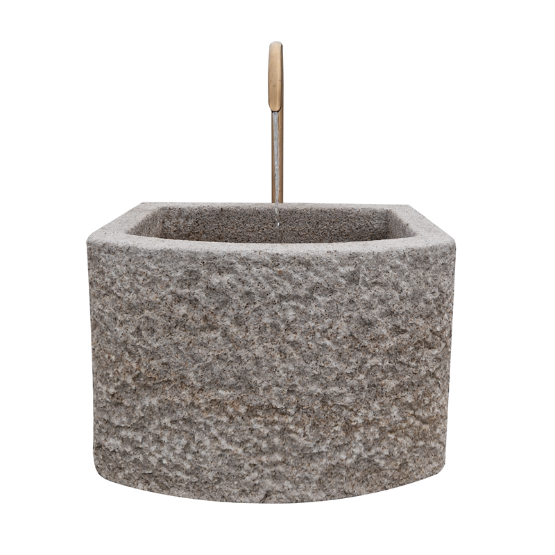 Brunnen aus Granit, halbrund, gelb-grau, mit Messing-Umlaufsystem