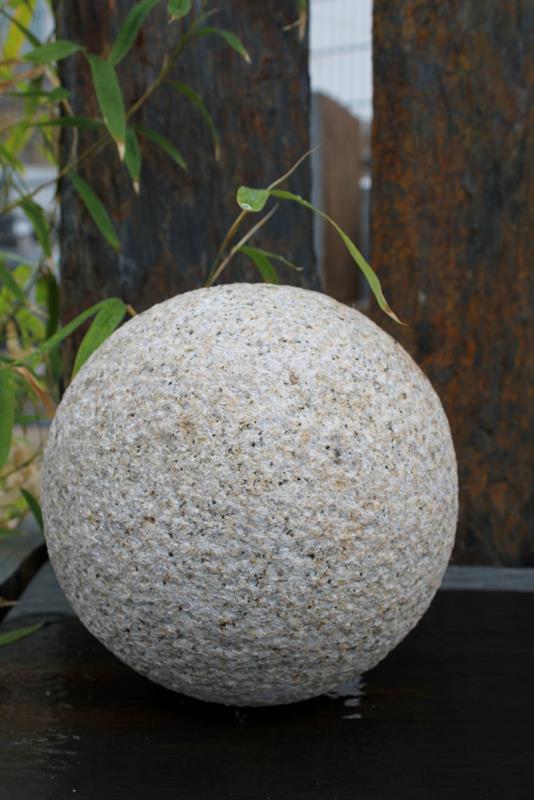 Kugel aus Granit gelb, D= 20cm, gestockt